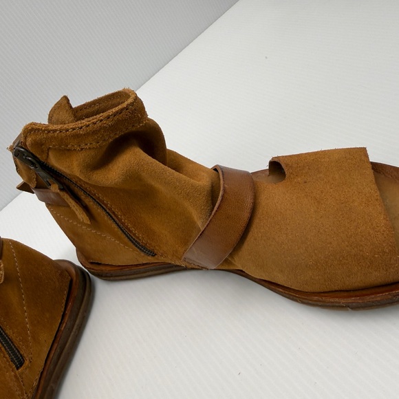 Miz Mooz Tan Leather Suede Sandals Size 6 - Picture 3 of 16